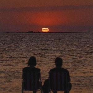 表妹洗澡让我进去摸她照片
